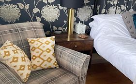 King Size Bed & En Suite Rolled Top Bath Private Lane
