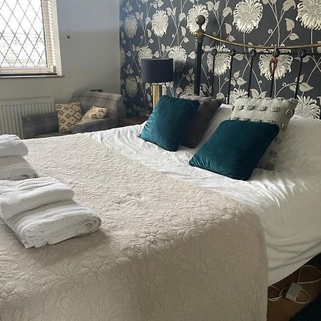 King Size Bed & En Suite Rolled Top Bath Private Lane Harrogate Exterior photo